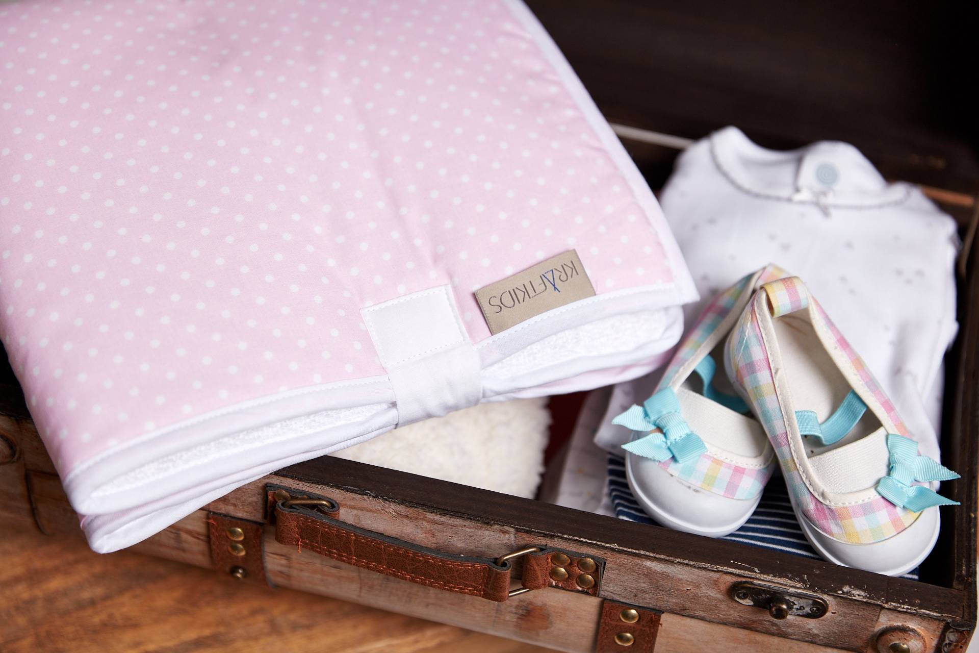 Kraftkids Reisewickelunterlage Weiße Punkte Auf Rosa von Etsy - KraftKidsShop