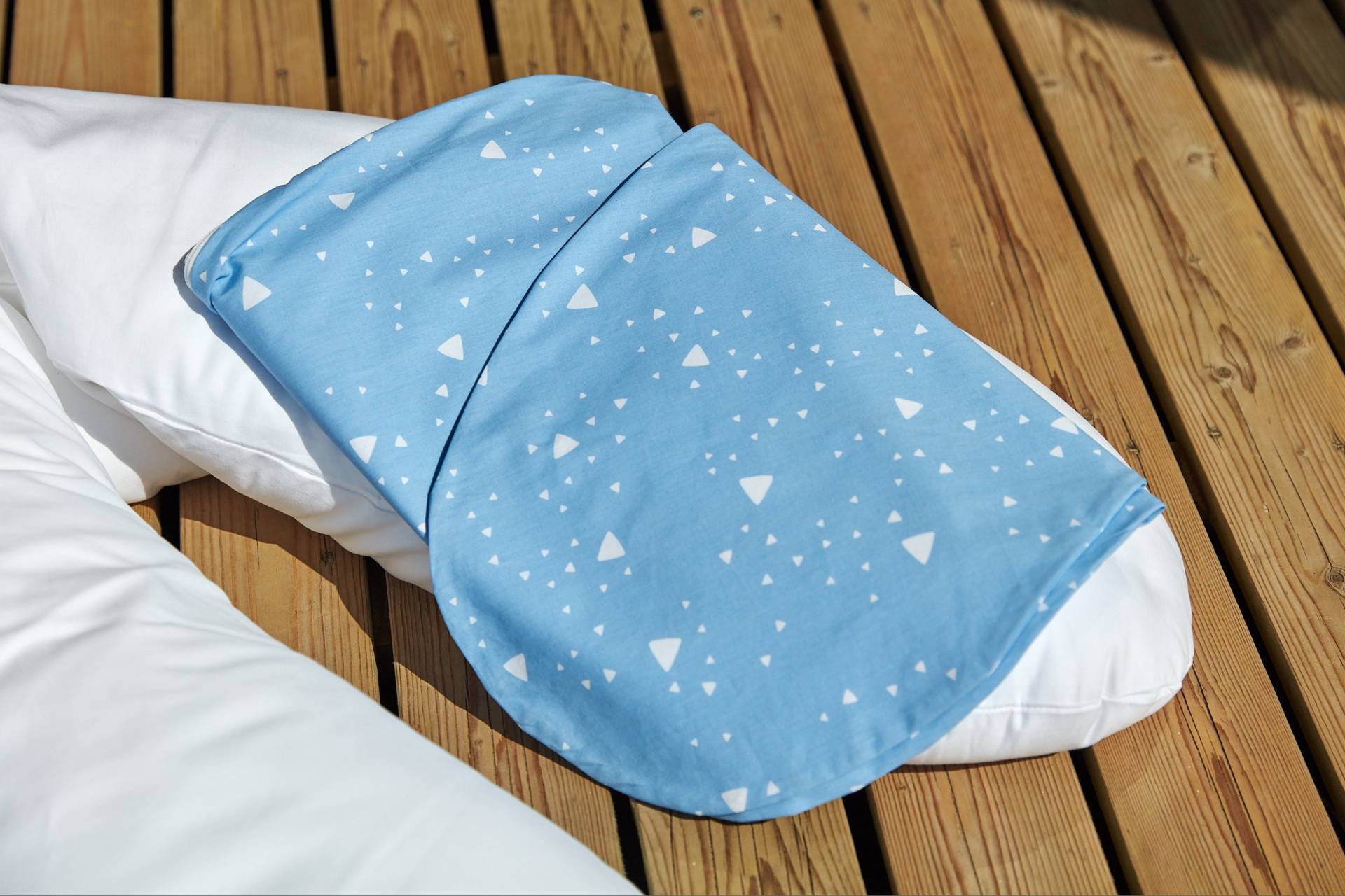 Kraftkids Stillkissenbezug Abgerundete Dreiecke Weiß Auf Blau von Etsy - KraftKidsShop