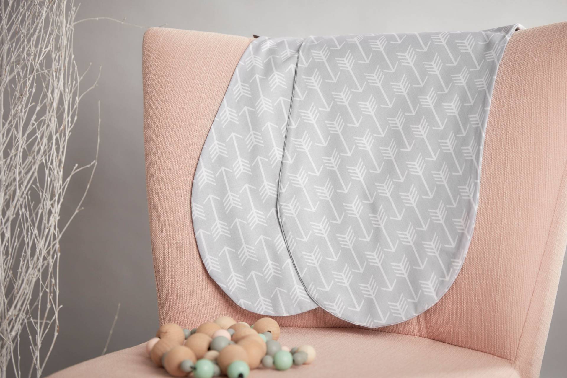 Kraftkids Stillkissenbezug Arrow Weiße Pfeile Auf Grau von Etsy - KraftKidsShop