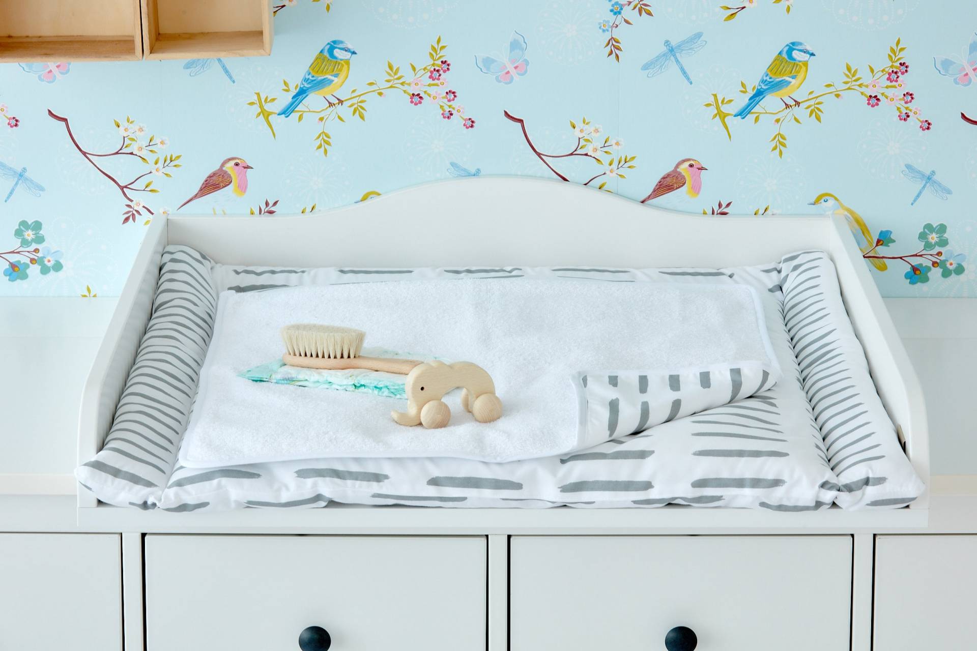 Kraftkids Wickelunterlage Graue Striche Auf Weiß Kraftkids Wickelunterlage Graue Striche Auf Weiß von Etsy - KraftKidsShop