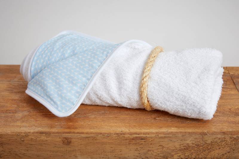 Kraftkids Wickelunterlage Kleine Blätter Hellblau Auf Weiß von Etsy - KraftKidsShop