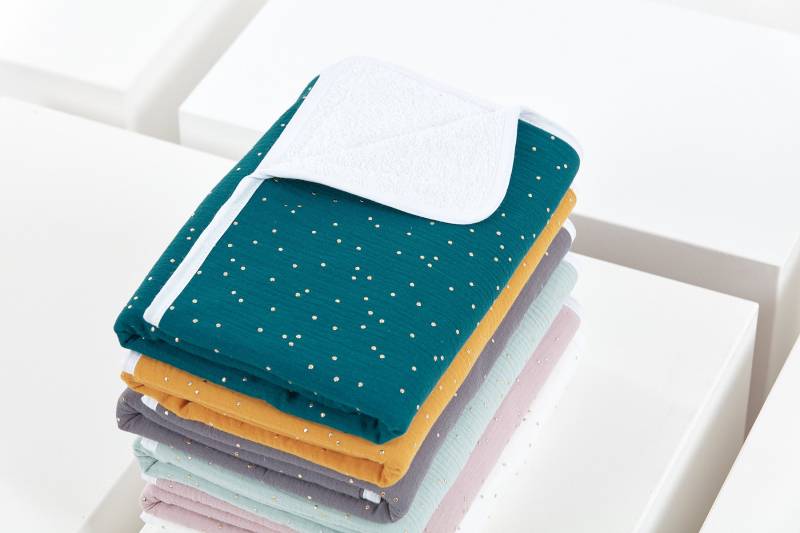 Kraftkids Wickelunterlage Musselin Goldene Punkte Auf Petrol von Etsy - KraftKidsShop