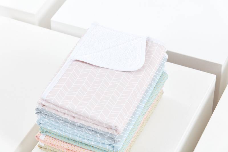 Kraftkids Wickelunterlage Weiße Feder Muster Auf Rosa von Etsy - KraftKidsShop