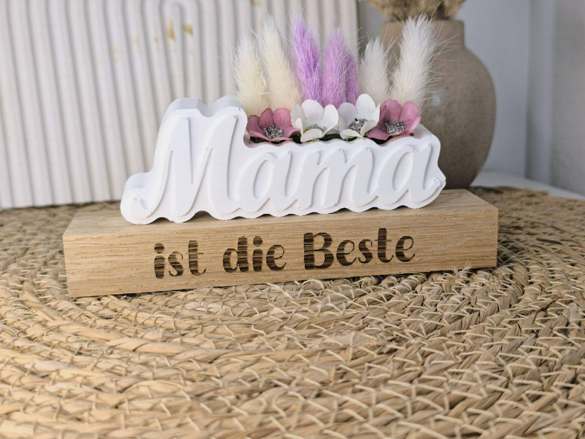 Deko-Aufsteller „Mama Ist Die Beste" Mit Trockenblumen Auf Holzsockel Deko-Aufsteller „Mama Ist Die Beste" Mit Trockenblumen Auf Holzsockel von Etsy - KreaTuri