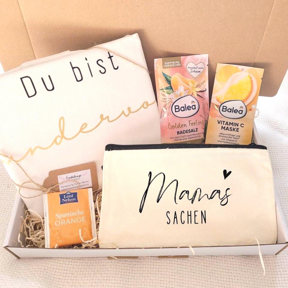 Muttertags-Geschenkset Mamas Sachen | Wellness-Geschenkbox Mit Kosmetiktäschchen & Kissenbezug Spruch 50x50 Geschenkkorb Für Mama Muttertags-Geschenkset Mamas Sachen | Wellness-Geschenkbox Mit Kosmetiktäschchen & Kissenbezug Spruch 50x50 Geschenkkorb Für Mama von Etsy - KreativloungeMelodie