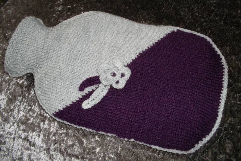 Wärmflaschenhülle Gestrickt in Lila Und Silbergrau Mit Blumenmotiv Wärmflaschenhülle Gestrickt in Lila Und Silbergrau Mit Blumenmotiv von Etsy - Kreativraum
