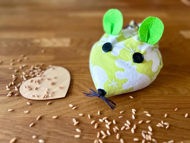 Dinkelkissen in Süßer Mausform, Nilpferde Grün/Weiß von Etsy - KruemelchenundKeks