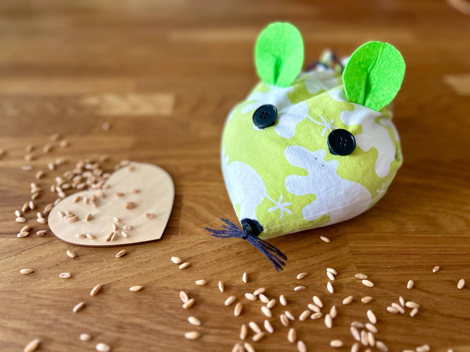 Dinkelkissen in Süßer Mausform, Nilpferde Grün/Weiß von Etsy - KruemelchenundKeks