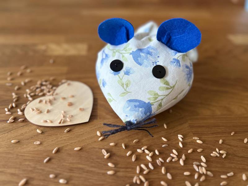 Dinkelkissen in Süßer Mausform, Weiß/Blau Mit Blumenprint von Etsy - KruemelchenundKeks