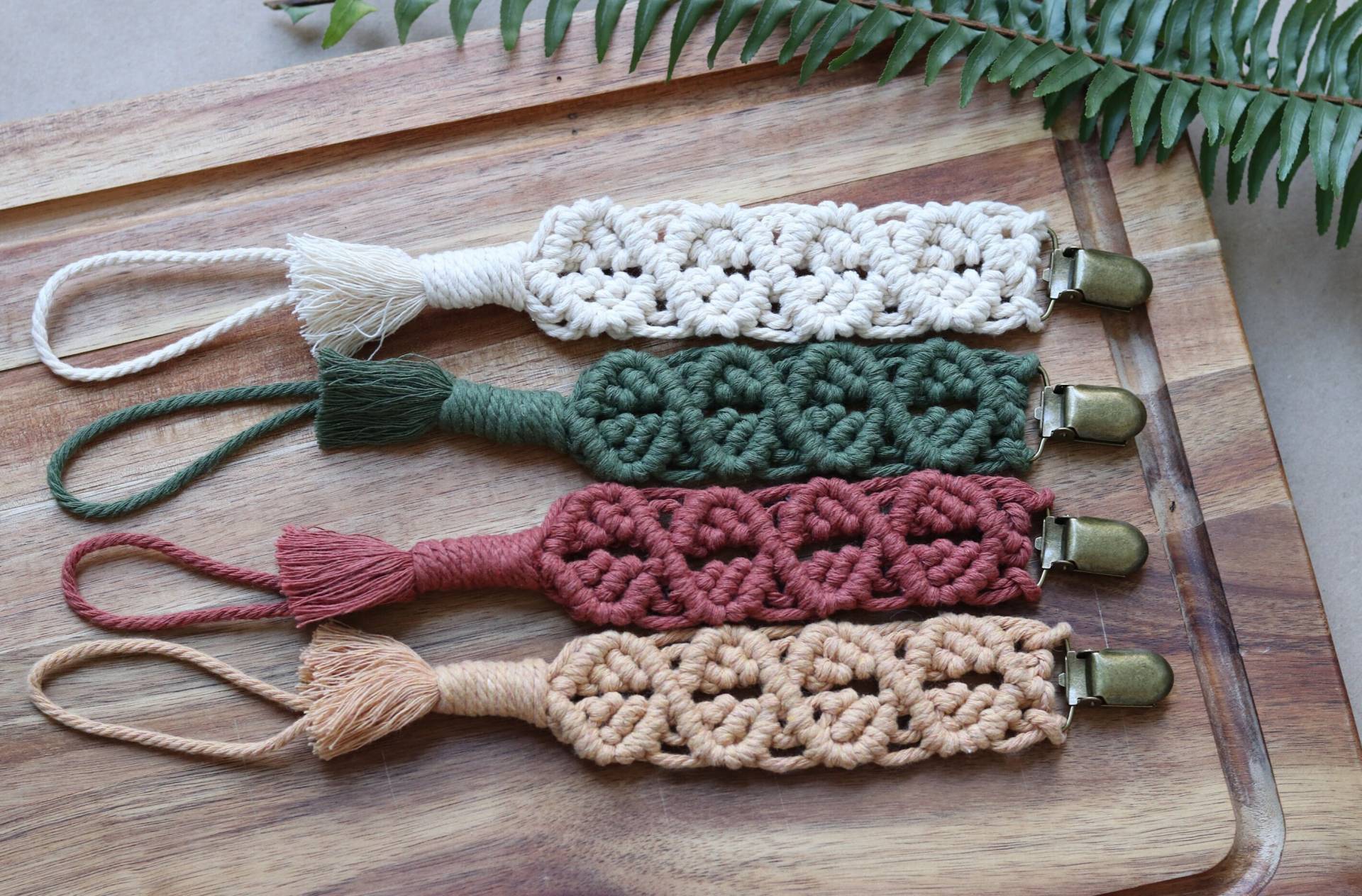 Makramee Schnullerkette | Amethyst Clip Baby-Dusche-Geschenk Messing Antik Boho Schnullerhalter Makramee Schnullerkette | Amethyst Clip Baby-Dusche-Geschenk Messing Antik Boho Schnullerhalter von Etsy - KrystalRoseShoppe