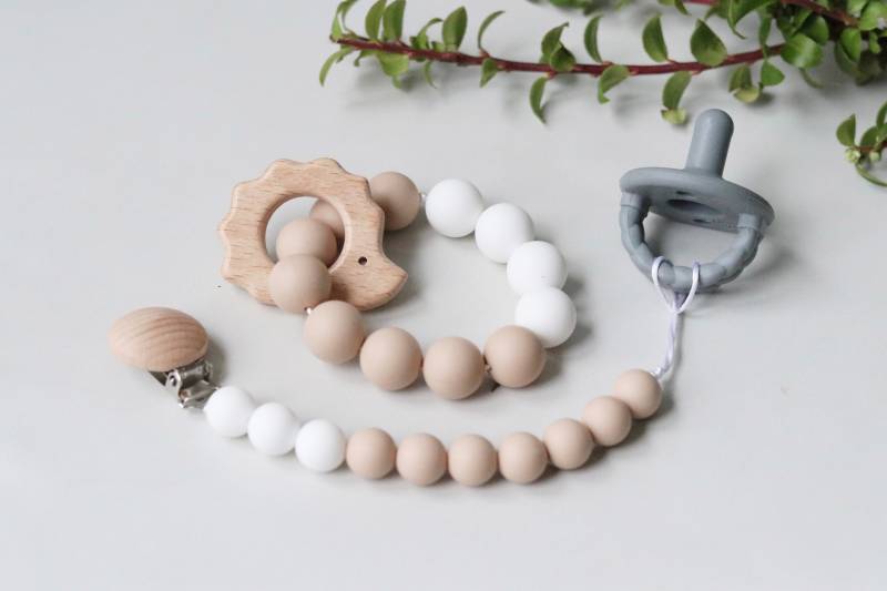 Silikon Schnullerkette Und Spielzeug Geschenkset | Amethyst Clip Baby-Dusche-Geschenk Baby Camel + Weiß von Etsy - KrystalRoseShoppe