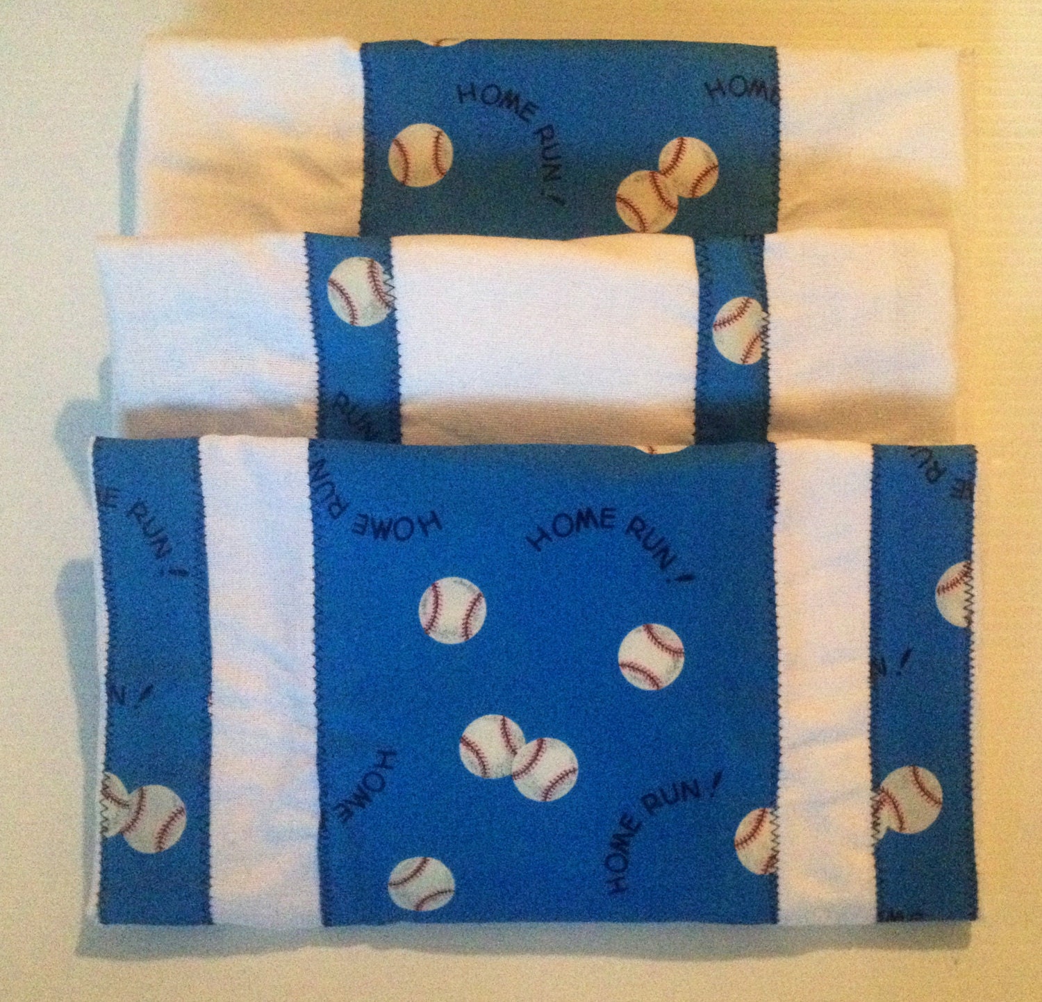 Baby Spucktuch, Unisex Geschenk, Party Neugeborenen Spucktuch Set-Let's Play Ball von Etsy - KsBabyKissesBoutique