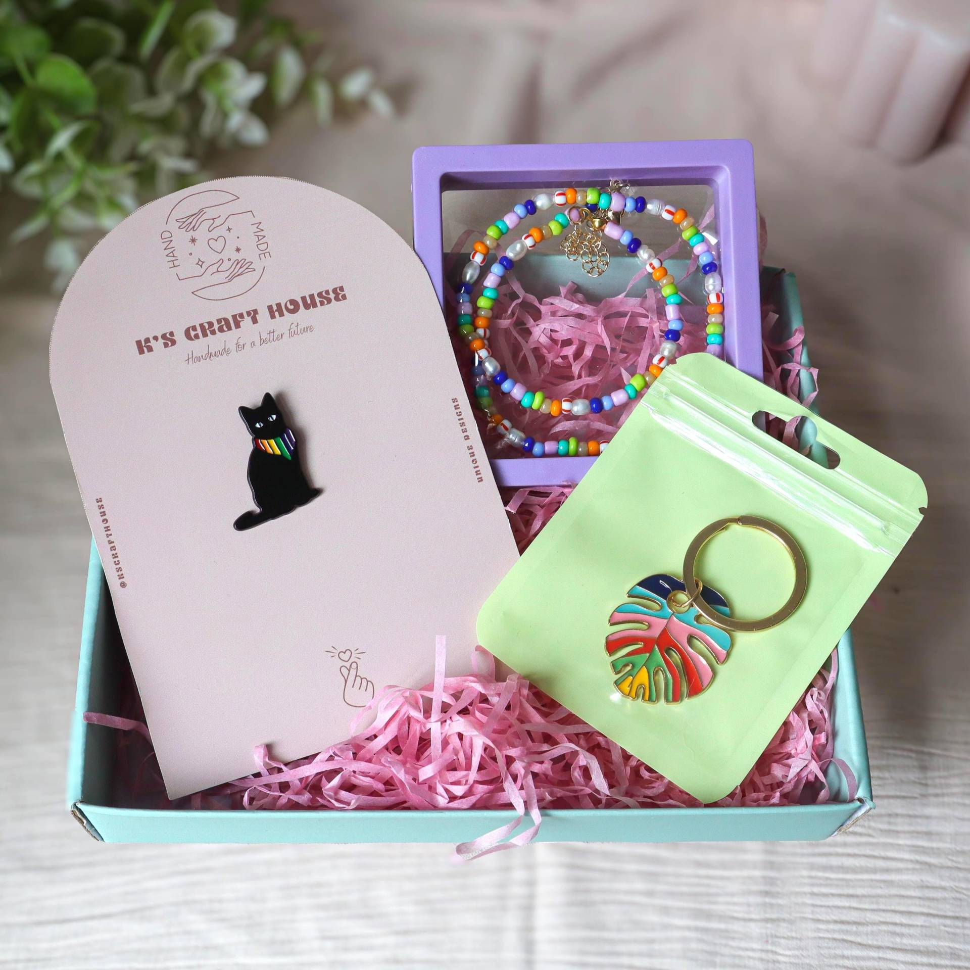 Buntes Geburtstagsgeschenk Für Sie -Katzen Emaille Pin, Perlenkette, Monstera Schlüsselanhänger & Polaroid Rahmen -Niedliches Geschenk Zur von Etsy - Kscrafthouseofficial