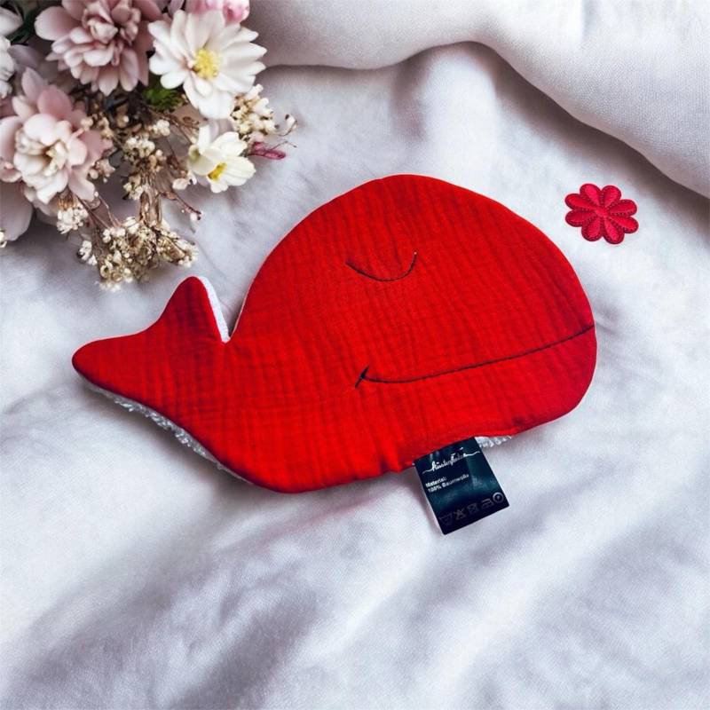 Baby Waschlappen Wal Aus Musselin - Rot Sanft Zur Babyhaut Optional Mit Namen Handgemacht in Hamburg von Etsy - KuestenfieberDesign