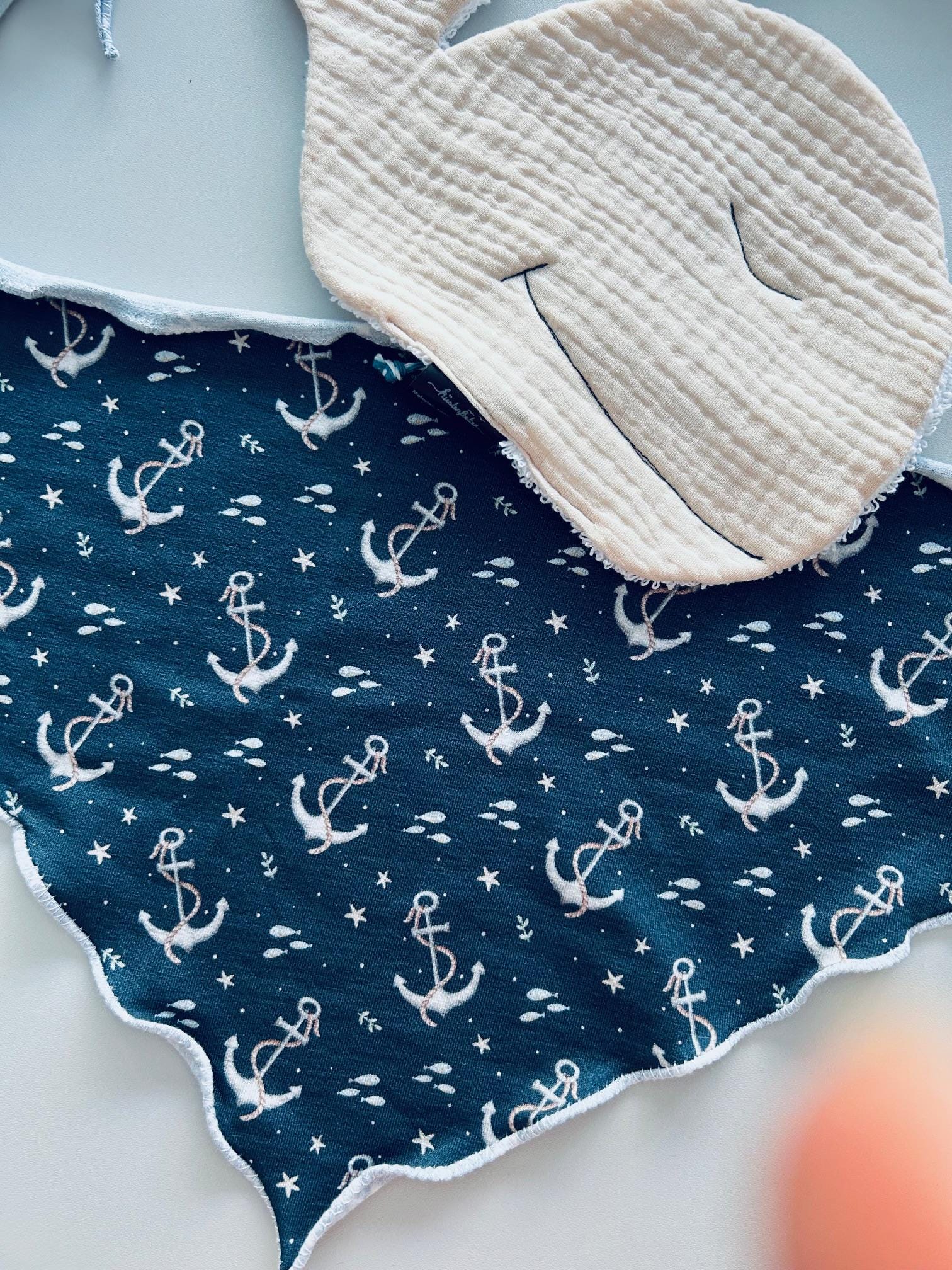 Blaues Halstuch Mit Ankern Zum Knoten - Sabberlätzchen Für Babys Und Kleinkinder | Handmade & Personalisierbar Blaues Halstuch Mit Ankern Zum Knoten - Sabberlätzchen Für Babys Und Kleinkinder | Handmade & Personalisierbar von Etsy - KuestenfieberDesign
