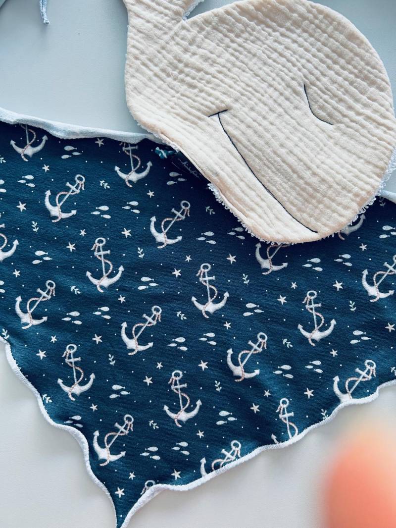 Blaues Halstuch Mit Ankern Zum Knoten - Sabberlätzchen Für Babys Und Kleinkinder | Handmade & Personalisierbar von Etsy - KuestenfieberDesign