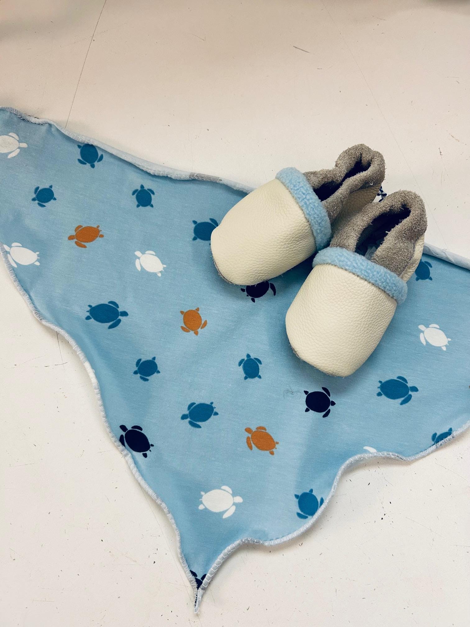 Hellblaues Knoten-Halstuch Für Babys Mit Süßem Schildkröten-Muster - Sabberlätzchen Individuell Bestickbar, Perfekt Als Geschenk Zur Geburt Hellblaues Knoten-Halstuch Für Babys Mit Süßem Schildkröten-Muster - Sabberlätzchen Individuell Bestickbar, Perfekt Als Geschenk Zur Geburt von Etsy - KuestenfieberDesign