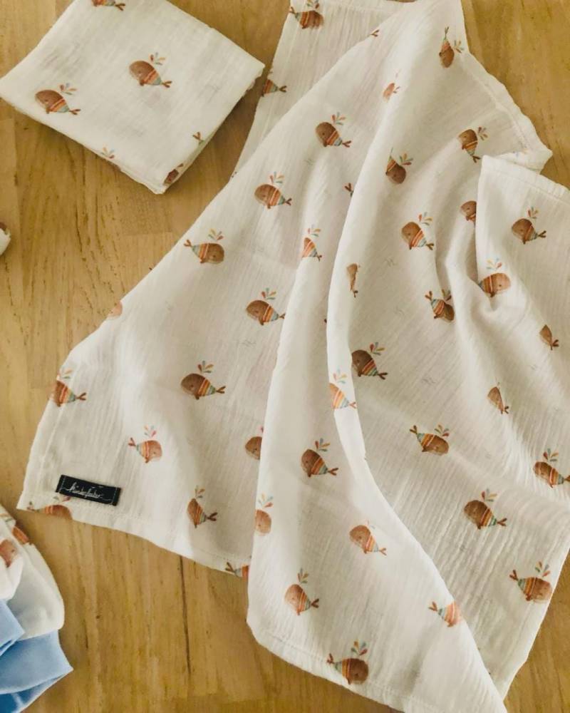Musselintuch Wal-Windhauch - 60 X cm + 100 | Personalisierbar I Ideal Als Spucktuch, Sonnenschutz, Leichte Decke Oder Halstuch Musselintuch Wal-Windhauch - 60 X cm + 100 | Personalisierbar I Ideal Als Spucktuch, Sonnenschutz, Leichte Decke Oder Halstuch von Etsy - KuestenfieberDesign