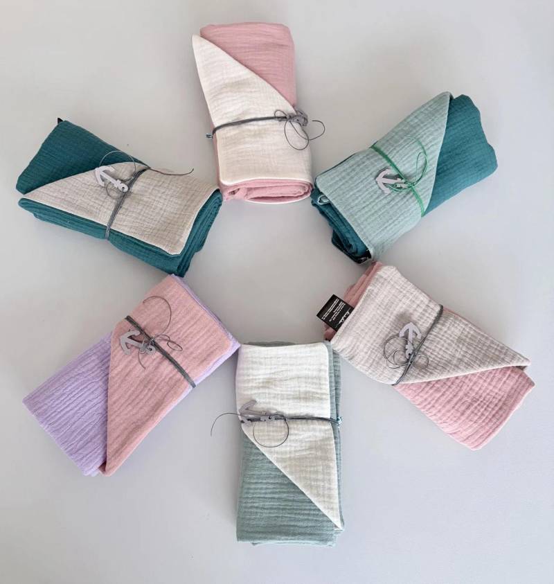 Zweifarbiges Musselintuch Aus Baumwolle - Weich, Atmungsaktiv & Vielseitig Als Spucktuch, Babydecke Oder Halstuch, Handgemacht in Hamburg von Etsy - KuestenfieberDesign