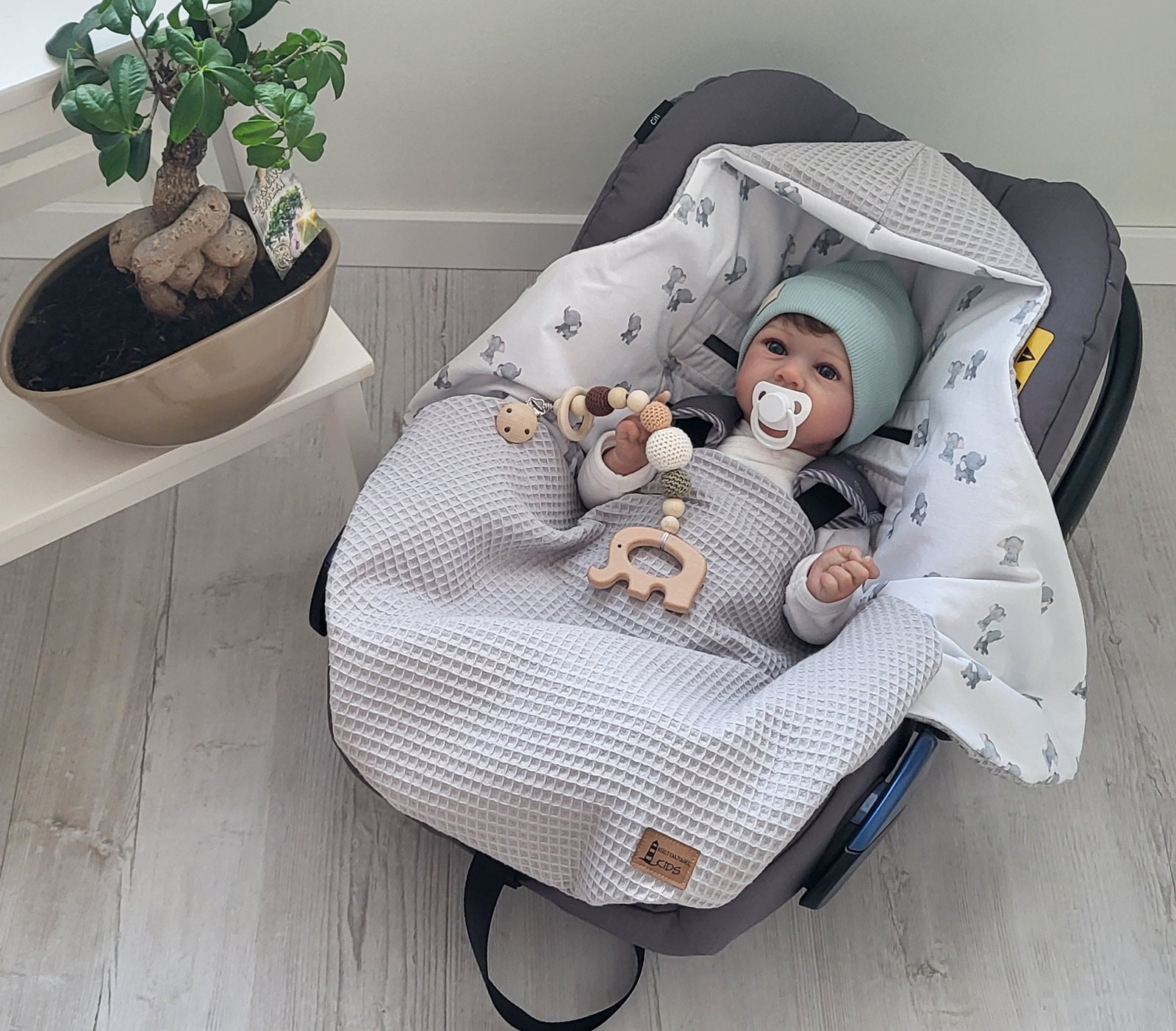 Waffelpiqué Einschlagdecke Aus 100% Baumwolle Für Den Frühling Und Sommer Baby Süße Elefanten-Hellgrau 3/5 Gurtsystem Küstenjuwel Waffelpiqué Einschlagdecke Aus 100% Baumwolle Für Den Frühling Und Sommer Baby Süße Elefanten-Hellgrau 3/5 Gurtsystem Küstenjuwel von Etsy - Kuestenjuwel