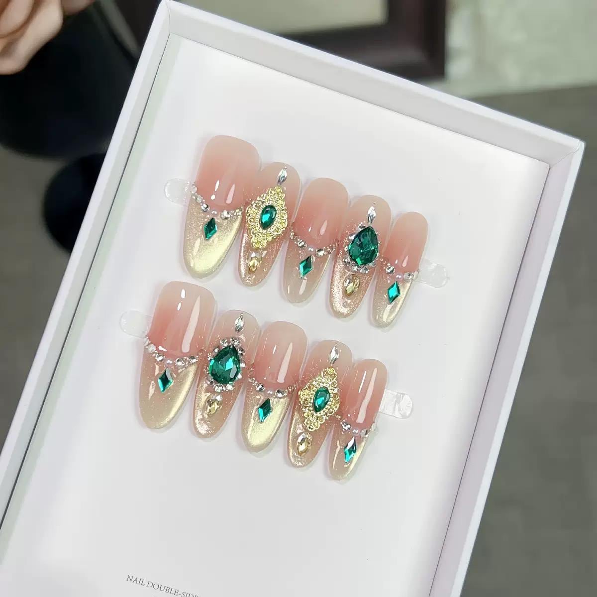 Handmade Press-On Nails - Elegantes Almond Design Mit Grünen Strasssteinen Gold Chrome & Glitzer Wiederverwendbare Kunstnägel Handmade Press-On Nails - Elegantes Almond Design Mit Grünen Strasssteinen Gold Chrome & Glitzer Wiederverwendbare Kunstnägel von Etsy - KugelzauberMystery