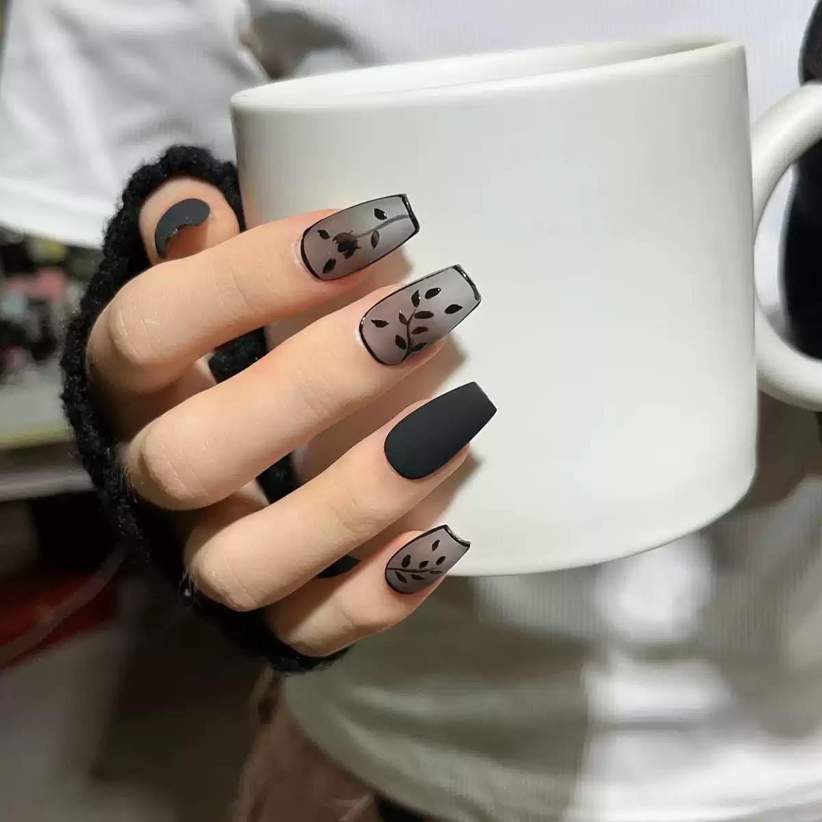 Handmade Press-On Nails - Matt Schwarz & Transparent Florales Design Elegante Coffin Form Minimalistisch Modern Handmade Press-On Nails - Matt Schwarz & Transparent Florales Design Elegante Coffin Form Minimalistisch Modern von Etsy - KugelzauberMystery