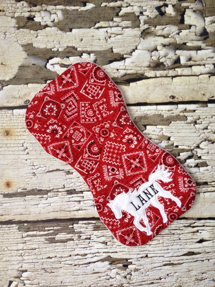 Gestepptes Spucktuch Bandanna - Benutzerdefiniertes Geschenk Für Baby Junge Gesteppt Cowboy Monogrammed Pferd von Etsy - KuggaKIDS