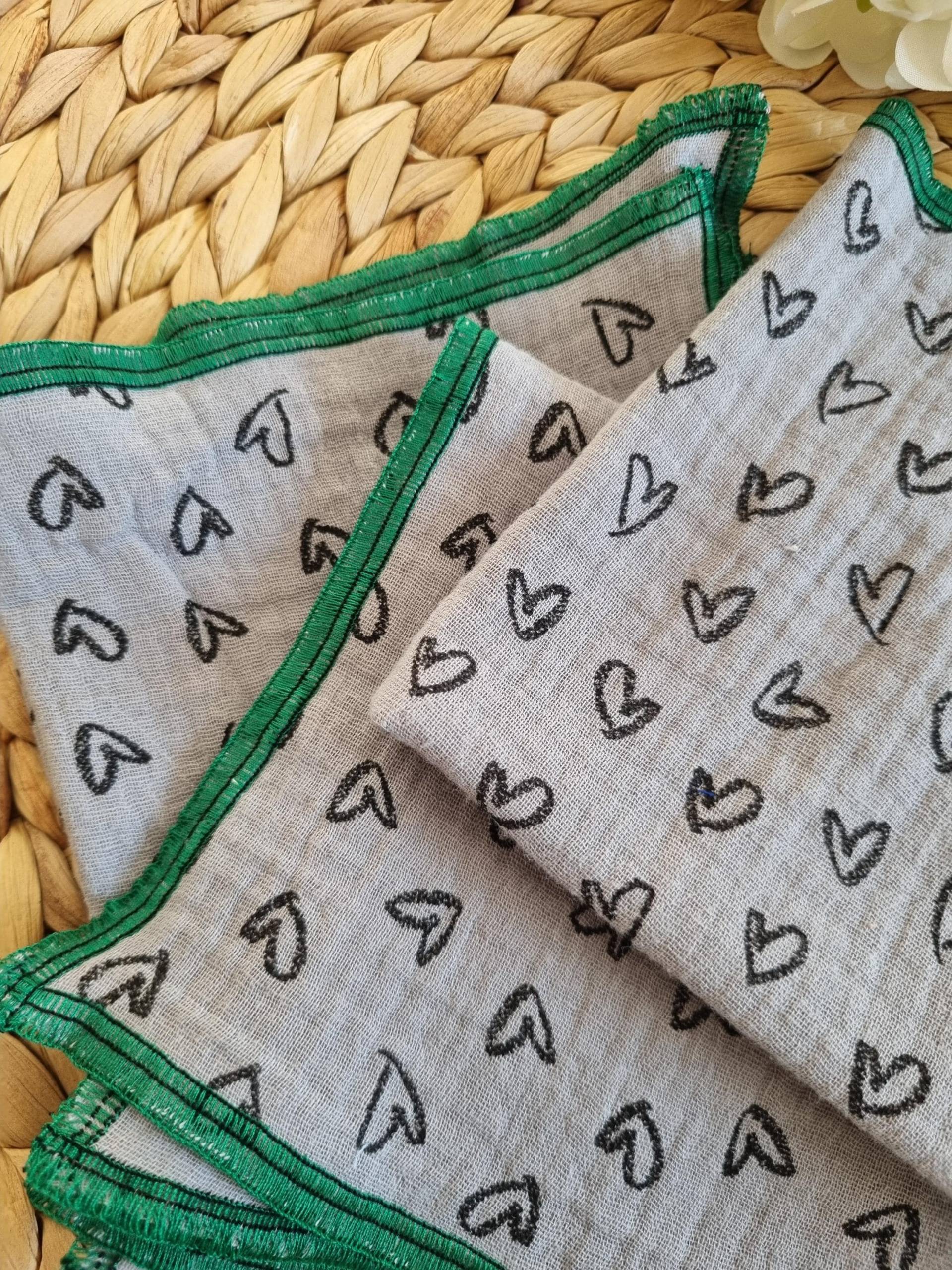 stylish Grey Handkerchiefs With Heart Print - Soft, Washable, Eco-Friendly, Reusable Muslin Fabric | Set Of 3 stylish Grey Handkerchiefs With Heart Print - Soft, Washable, Eco-Friendly, Reusable Muslin Fabric | Set Of 3 von Etsy - Kuschelschals