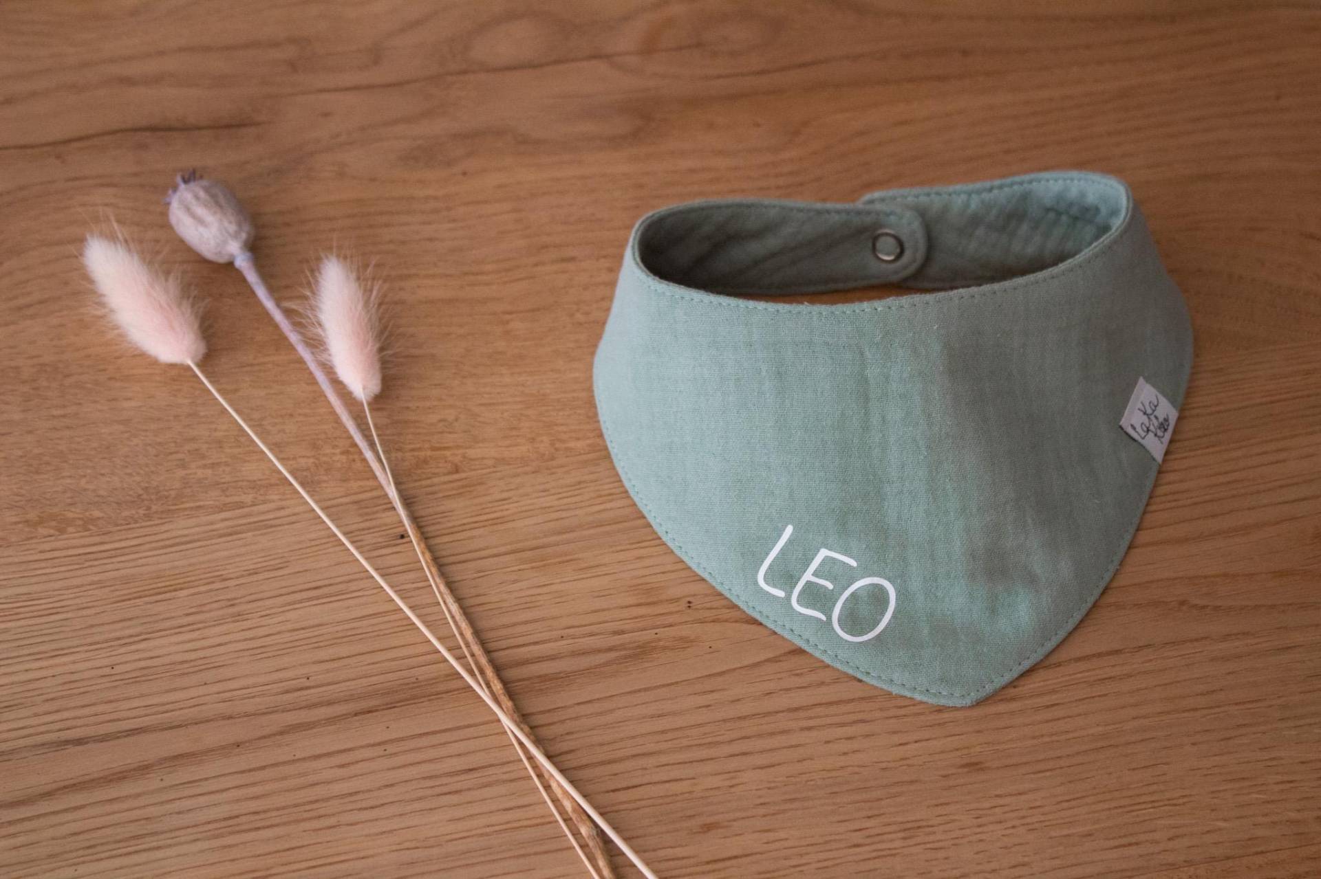 Geburtsgeschenk Babyhalstuch Mit Namen Personalisiert - Salbei Geburtsgeschenk Babyhalstuch Mit Namen Personalisiert - Salbei von Etsy - LAKAKIKO