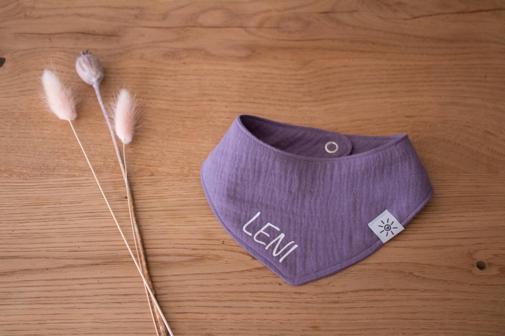 Musselin Dreieckstuch Mit Name Personalisiert Geschenk Zur Geburt Taufe Baby - Lila Musselin Dreieckstuch Mit Name Personalisiert Geschenk Zur Geburt Taufe Baby - Lila von Etsy - LAKAKIKO