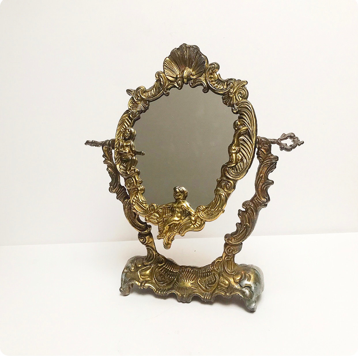 Vintage Messingfarbener Tisch Spiegel, Putten Motiv, Konsolen Spiegel , Schminkspiegel Im Antik Jugendstil, Barock Stil, Messing Vintage Messingfarbener Tisch Spiegel, Putten Motiv, Konsolen Spiegel , Schminkspiegel Im Antik Jugendstil, Barock Stil, Messing von Etsy - LASTWALLFLOWER