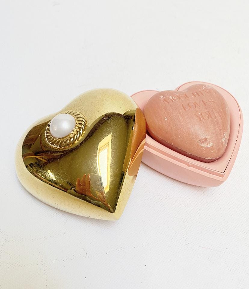 Vintage Original Moschino Seife/Herz Dose, Rosa-Gold Seifenstück Vintage Original Moschino Seife/Herz Dose, Rosa-Gold Seifenstück von Etsy - LASTWALLFLOWER