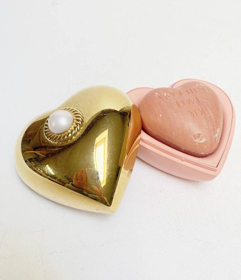 Vintage Original Moschino Seife/Herz Dose, Rosa-Gold Seifenstück von Etsy - LASTWALLFLOWER