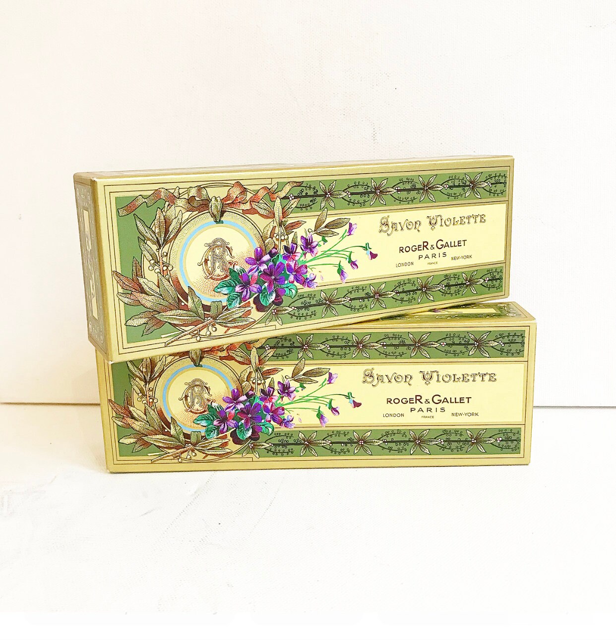 Vintage Roger & Gallet Seife, "Savon Violette"/Paris, France Bath-Soap 3 Stück Vintage Roger & Gallet Seife, "Savon Violette"/Paris, France Bath-Soap 3 Stück von Etsy - LASTWALLFLOWER