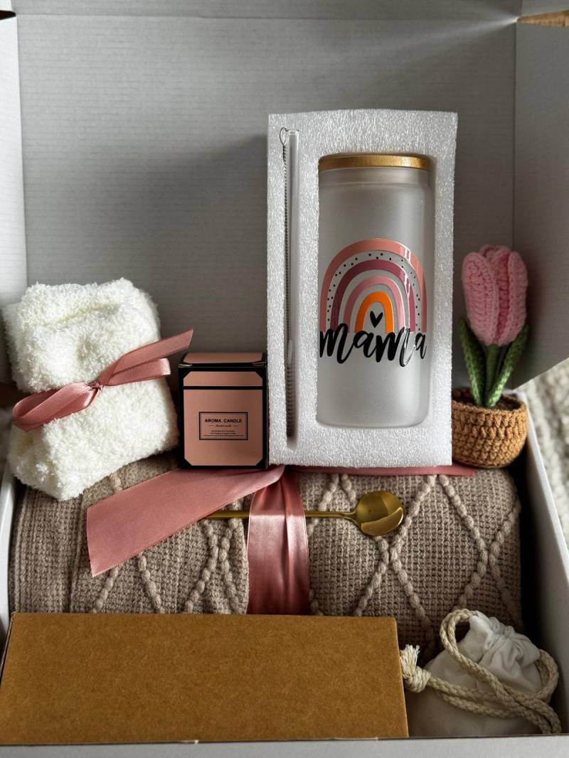 Gift Box For Mom | Cozy Set With Mug, Blanket, Candle & Socks Mother's Day Self Care Gift Box For Mom | Cozy Set With Mug, Blanket, Candle & Socks Mother's Day Self Care von Etsy - LATELIERDUBEBE