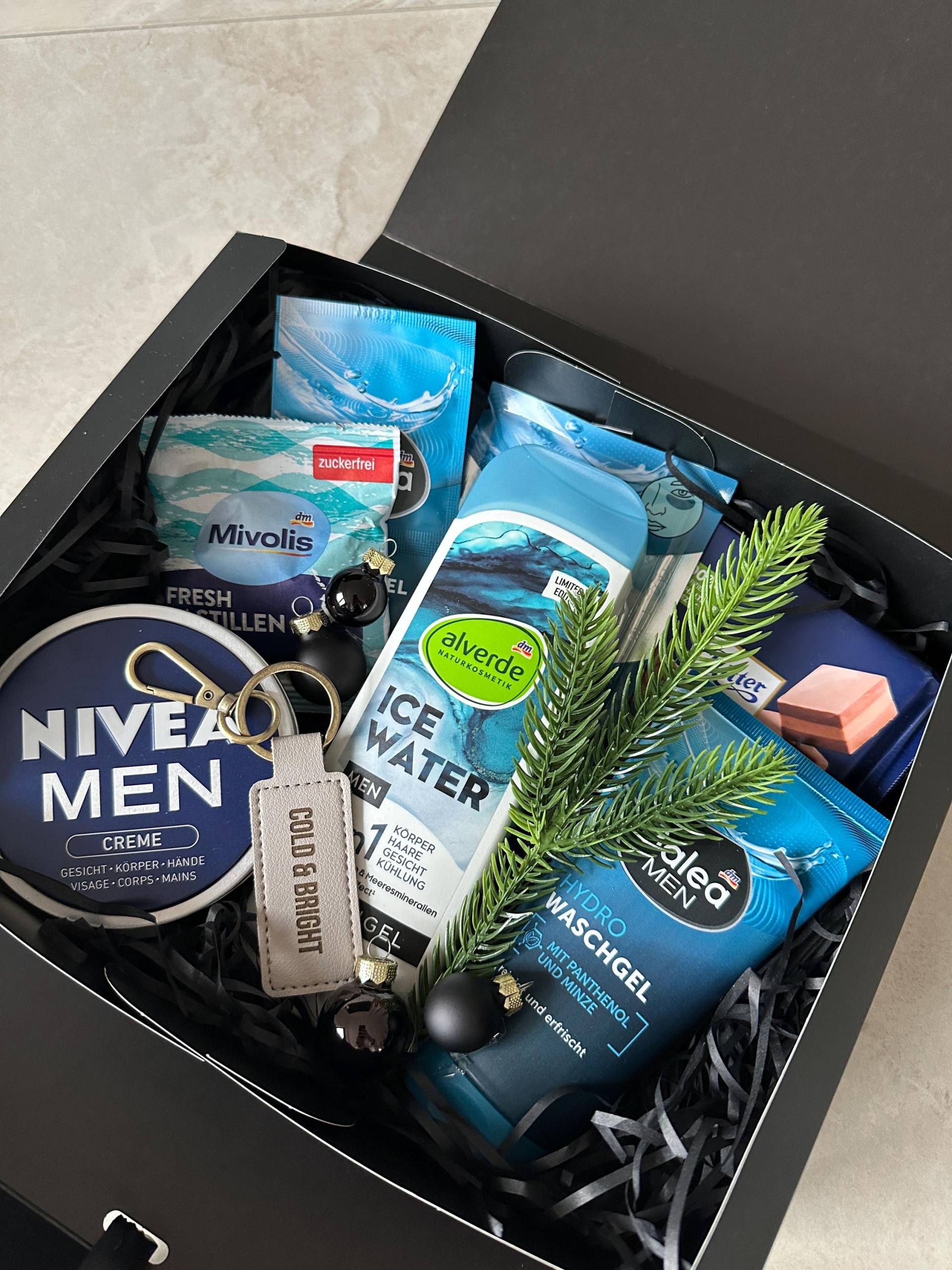 xmas Geschenkbox For Men, Weihnachtsbox, Weihnachtsgeschenk Freund, Weihnachtsbox Blau Schwarz, Geschenk Mann, Für Ihn xmas Geschenkbox For Men, Weihnachtsbox, Weihnachtsgeschenk Freund, Weihnachtsbox Blau Schwarz, Geschenk Mann, Für Ihn von Etsy - LEMARIDESIGN