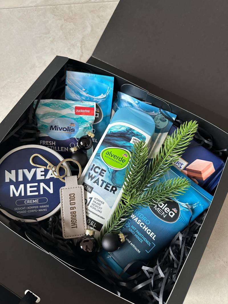 xmas Geschenkbox For Men, Weihnachtsbox, Weihnachtsgeschenk Freund, Weihnachtsbox Blau Schwarz, Geschenk Mann, Für Ihn xmas Geschenkbox For Men, Weihnachtsbox, Weihnachtsgeschenk Freund, Weihnachtsbox Blau Schwarz, Geschenk Mann, Für Ihn von Etsy - LEMARIDESIGN