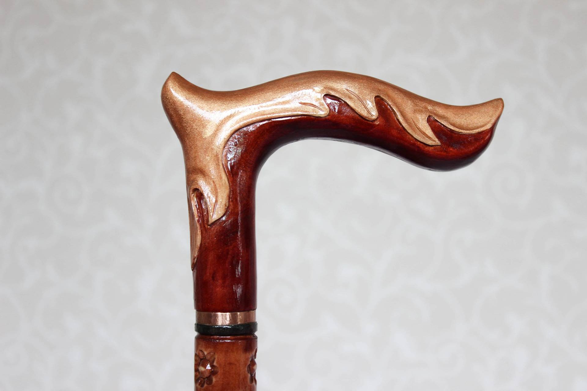 Damen-Gehstock. Handgeschnitzter Griff Und Stab. Eleganter Holzstock Mit Goldenem Griff. Wanderstöcke Aus Der Ukraine. Spazierstöcke Stöcke von Etsy - LEMWoodDesign