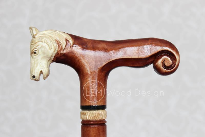 Handgeschnitzte Holz Gehstock Eleganter Pferdegriff Wanderstock Handgeschnitzte Holz Gehstock Eleganter Pferdegriff Wanderstock von Etsy - LEMWoodDesign