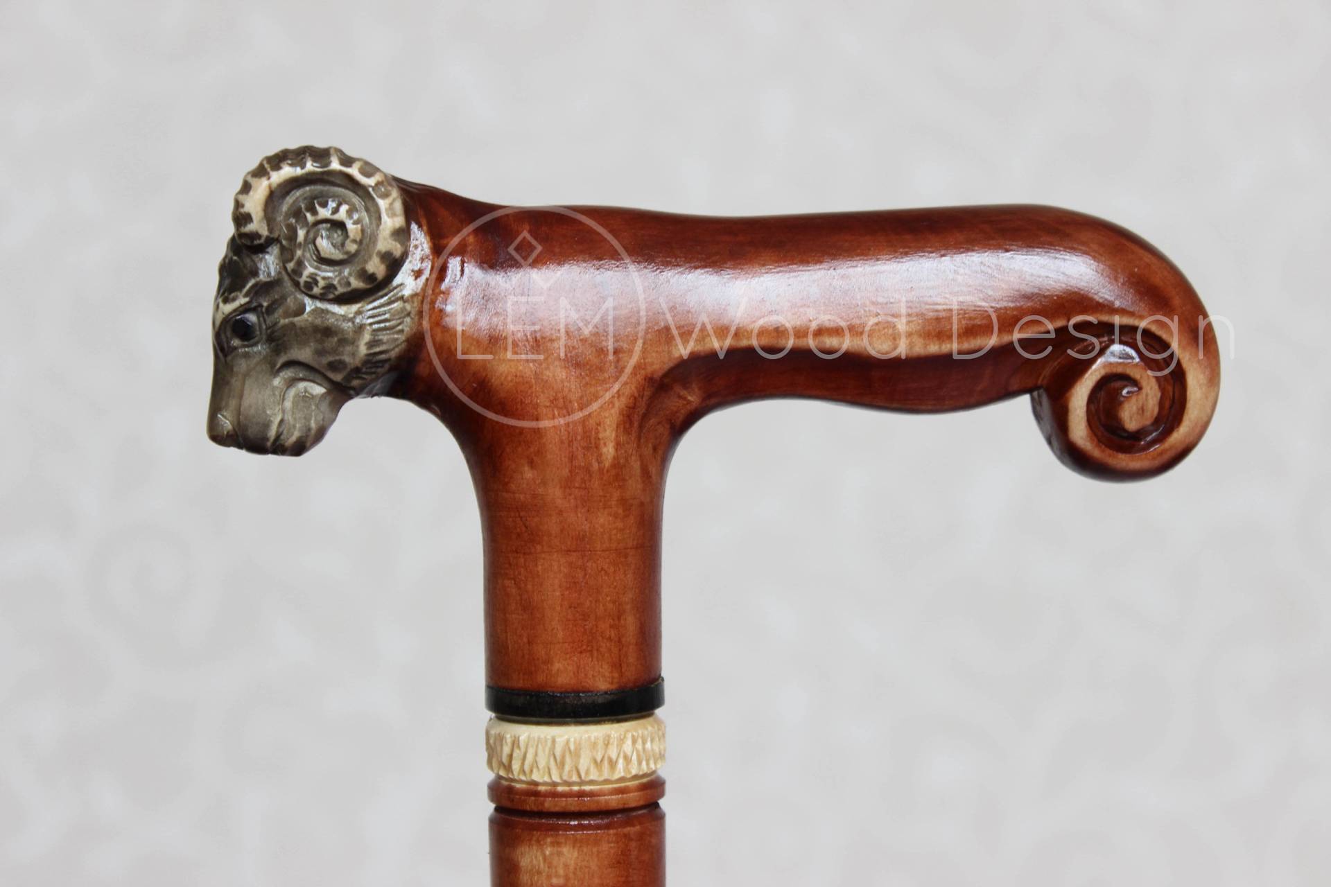 Frauen Gehstock Widder Geschnitzt Griff Elegant Holz Handwerk Wanderstock Handarbeit Geschnitzt Holzstock Frauen Gehstock Widder Geschnitzt Griff Elegant Holz Handwerk Wanderstock Handarbeit Geschnitzt Holzstock von Etsy - LEMWoodDesign