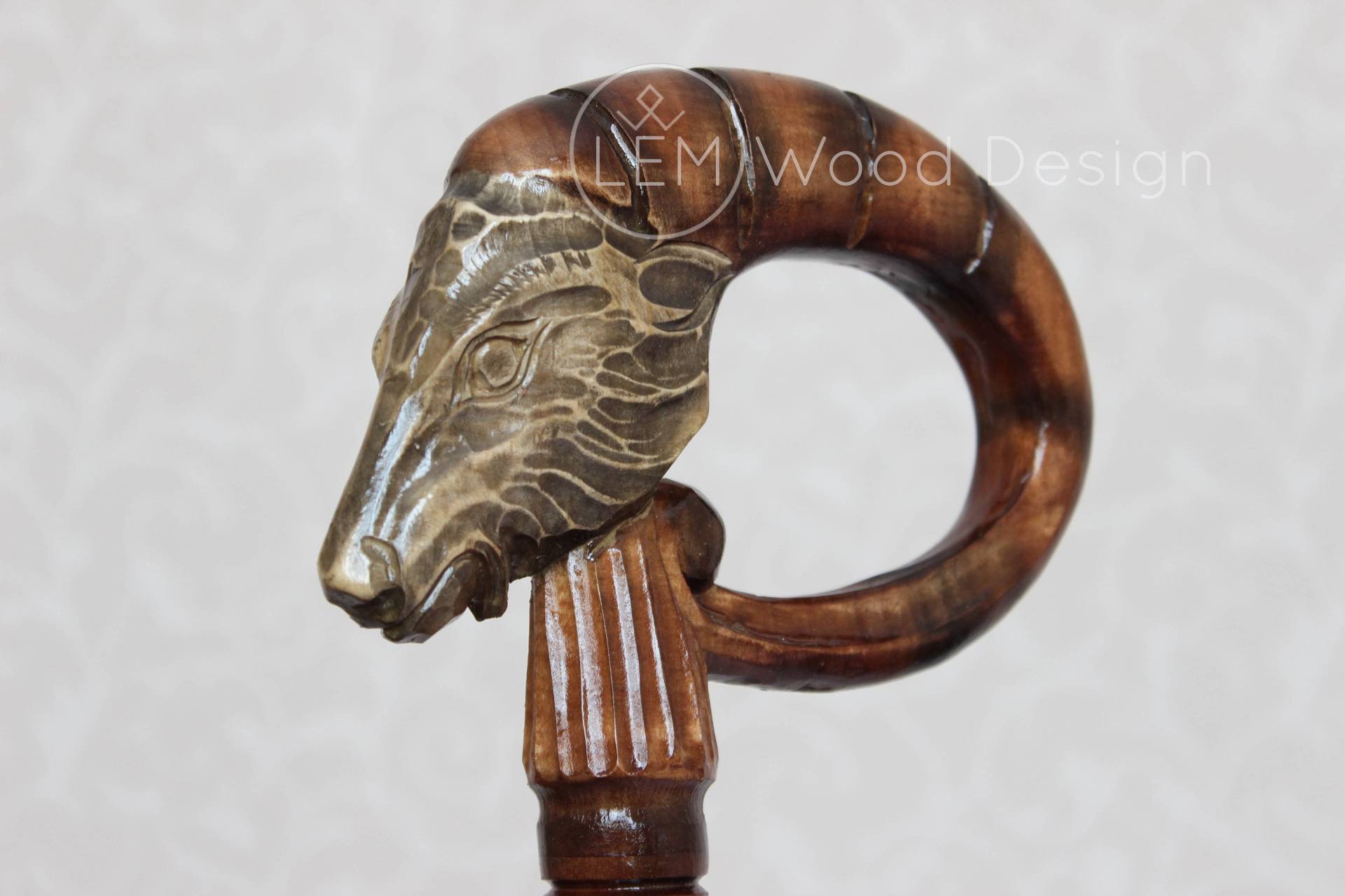 Gehstock Holz Widder Geschnitzter Griff Holzhandwerk Personal Wanderstöcke Handgeschnitzter Aus Der Ukraine Geschenk Stöcke Und Gehstöcke von Etsy - LEMWoodDesign