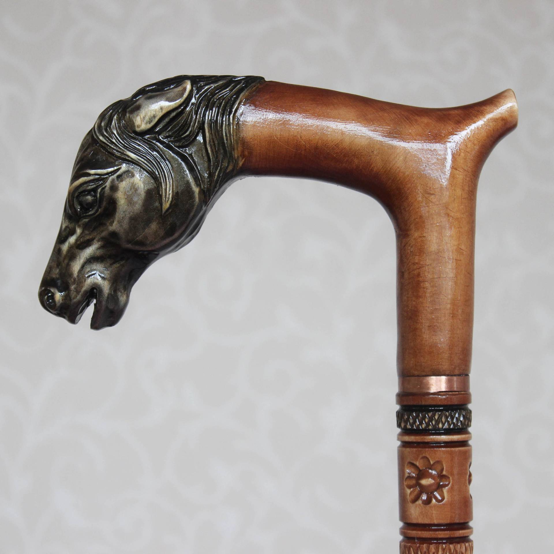 Gehstock Pferd Geschnitzt Griff Und Schaft Mit Hufeisen Wanderstock Stock Holz Aus Der Ukraine Walking Sticks Canes von Etsy - LEMWoodDesign