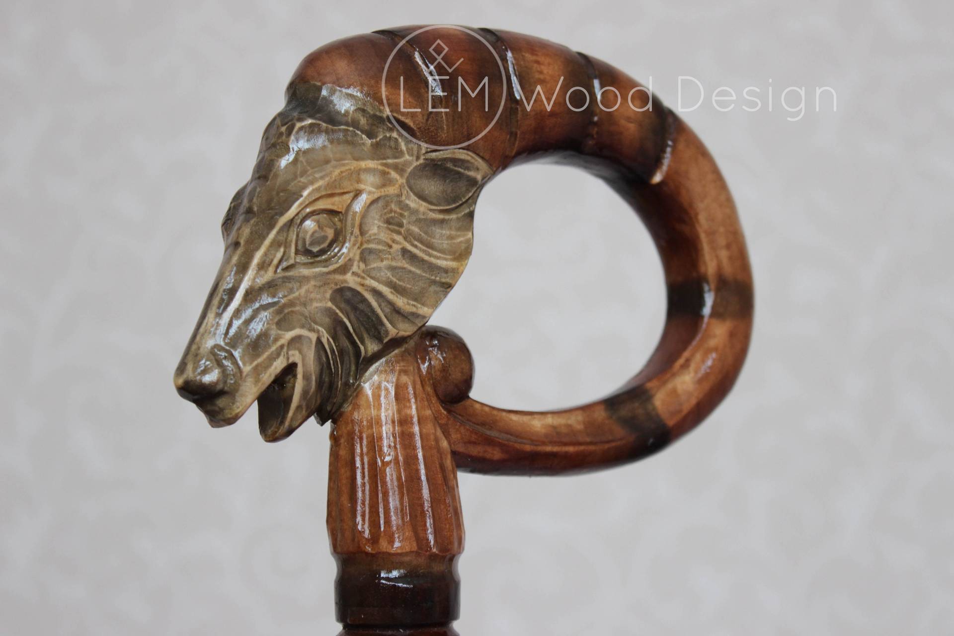 Hand Geschnitzte Hölzerne Spazierstock Schafbock, Ukraine Holzstab von Etsy - LEMWoodDesign