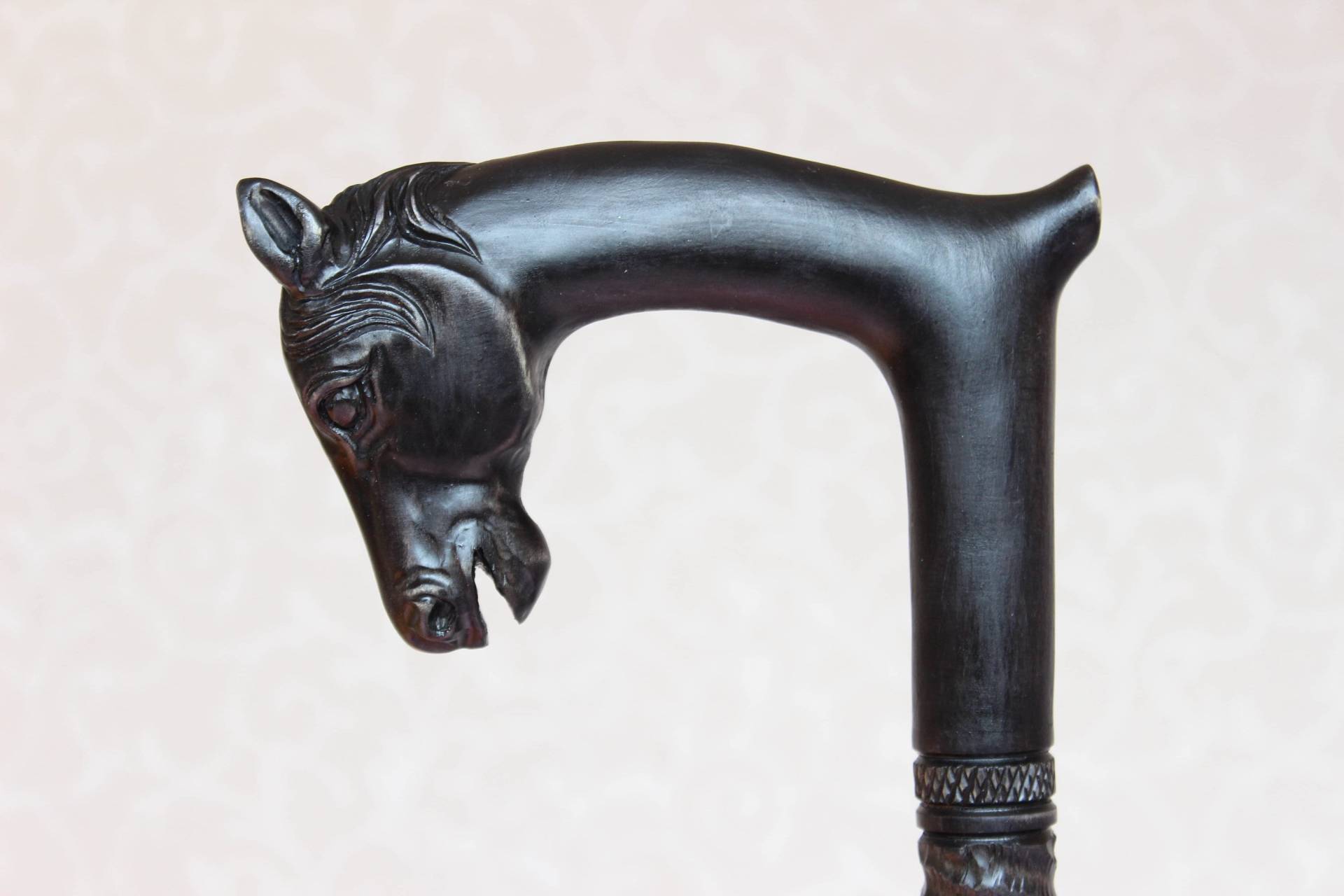 Hand Geschnitztes Pferd Holzstock - Schwarzer Gehstock Mit Hufeisen von Etsy - LEMWoodDesign