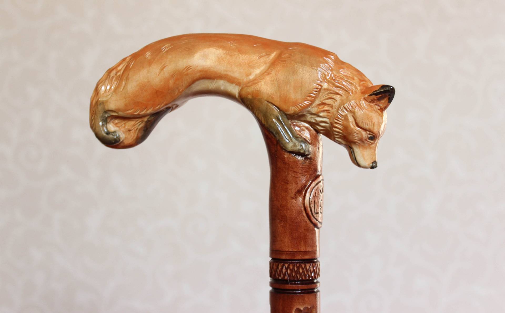 Handgeschnitzter Fuchs-Wanderstock von Etsy - LEMWoodDesign