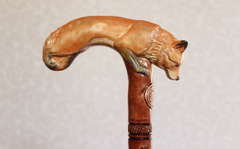 Handgeschnitzter Fuchs-Wanderstock von Etsy - LEMWoodDesign