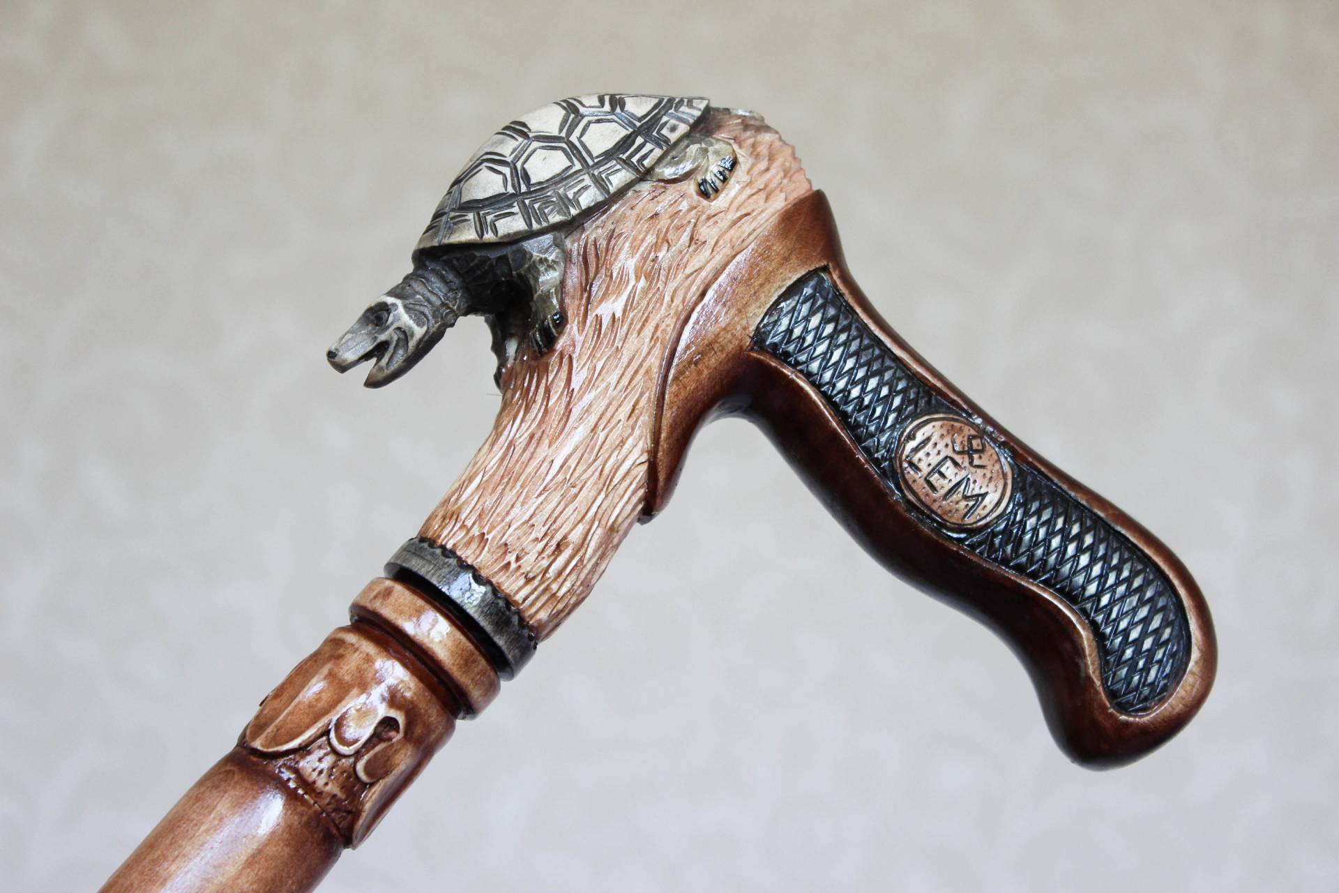 Schildkröte Handgeschnitzt Holzstock Gehstock Mit Handwerksgriff Eleganter Wanderstock Holzgehstock Geschenk Geschnitzter Cane von Etsy - LEMWoodDesign