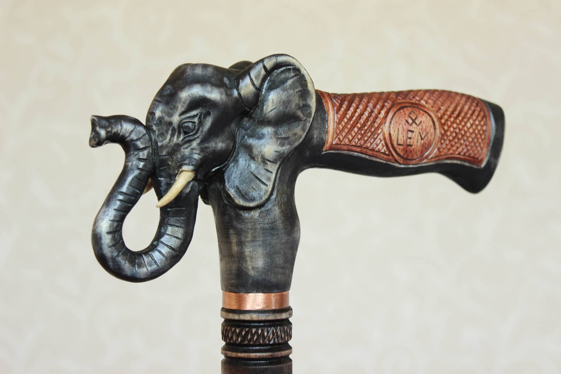 Schwarzer Elefant Holzstock Handgeschnitzter Griff Und Personal Stil Gehstock Holzelefantenstock Geschenk Wanderstock Gehstöcke von Etsy - LEMWoodDesign