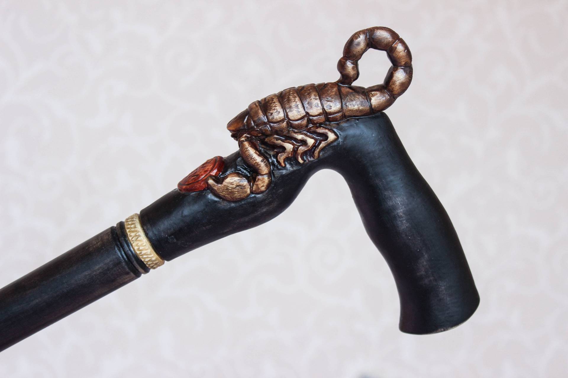 Skorpion Gehstock Handgeschnitztes Sternzeichen Skorpion, Schwarzes Holz Wanderstock von Etsy - LEMWoodDesign