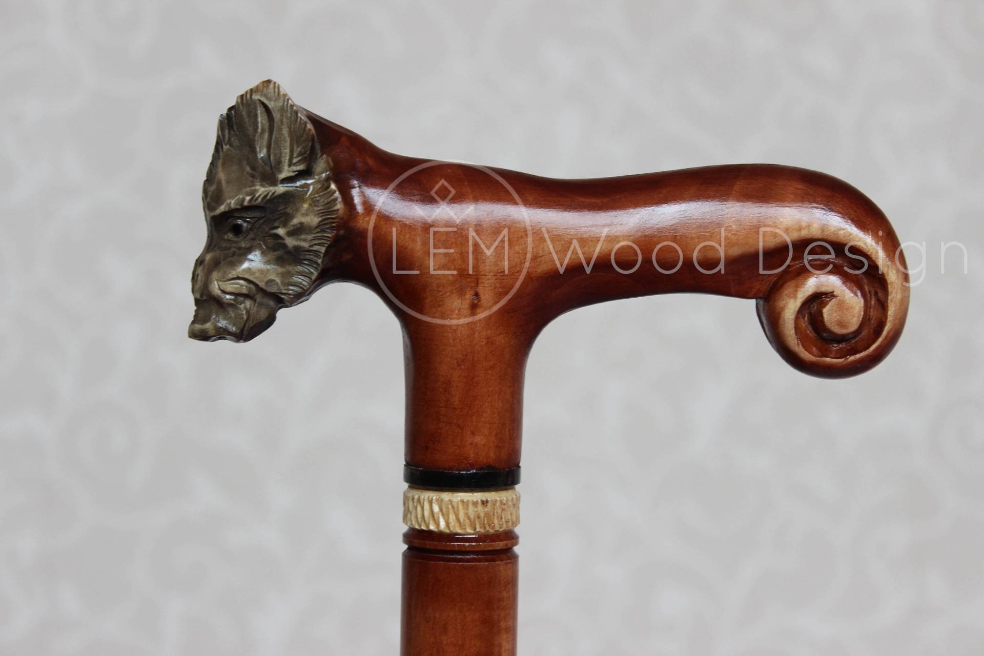 Wildschwein Geschnitzten Griff Holz Gehstock - Handgemachte Wanderstock Wildschwein Geschnitzten Griff Holz Gehstock - Handgemachte Wanderstock von Etsy - LEMWoodDesign